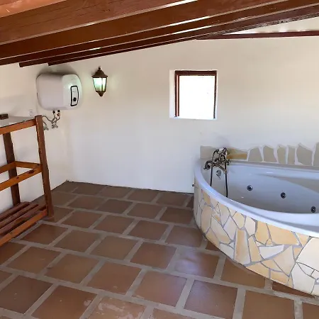 Rural House, Quiet Environment. Pool. Jacuzzi. Free Wifi 別荘 ビラフロール
