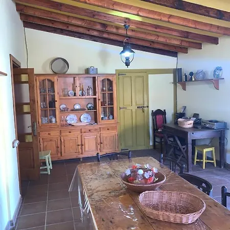 Rural House, Quiet Environment. Pool. Jacuzzi. Free Wifi 別荘 ビラフロール