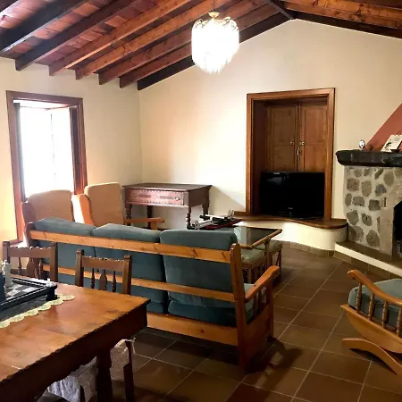 Rural House, Quiet Environment. Pool. Jacuzzi. Free Wifi 別荘 ビラフロール